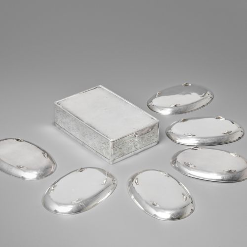 HIRATA SHIGEMITSU: A SET OF SILVER BOX AND COVER AND SIX SILVER TRAYS Par Hirata&hellip;