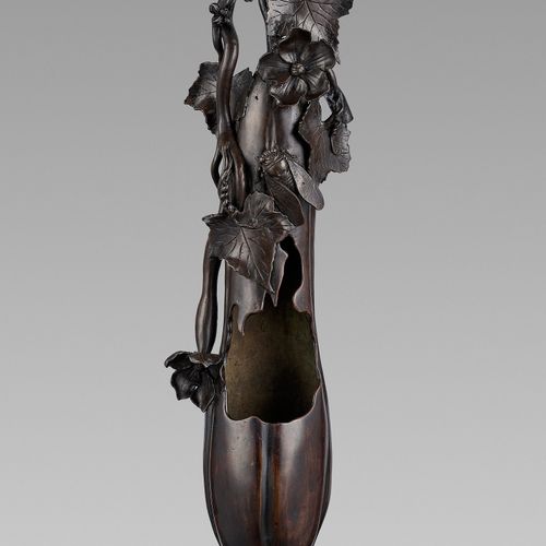 A FINE BRONZE HANGING FLOWER VASE (HANAIKE) WITH LEAFY GOURD AND CICADA Japón, f&hellip;