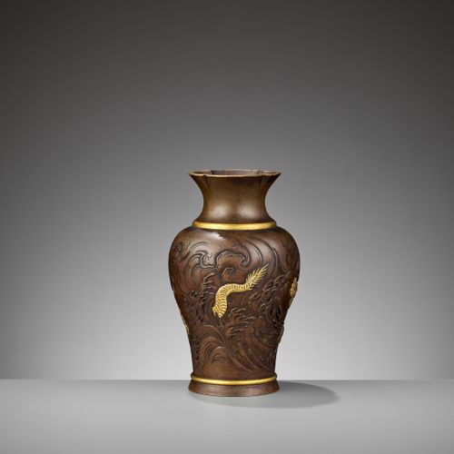 A FINE MIYAO-STYLE GOLD AND SILVER-INLAID BRONZE ‘DRAGON’ VASE Giappone, periodo&hellip;