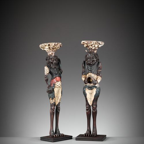 A PAIR OF PAINTED AND LACQUERED WOOD FIGURAL CANDLESTICKS DEPICTING ONI 日本，19世纪
&hellip;