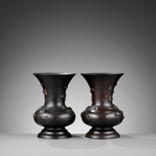 AN IMPRESSIVE PAIR OF BRONZE VASES INLAD WITH MANY FINE MENUKI Giappone, fine XI&hellip;