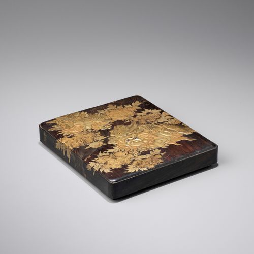 A LACQUER SUZURIBAKO DEPICTING SHISHI NO SAKA OTOSHI Japón, siglo XIX

De forma &hellip;