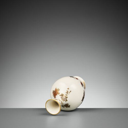 YABU MEIZAN: A FINE SMALL SATSUMA VASE De Yabu Meizan (1853-1934), firmado Yabu &hellip;