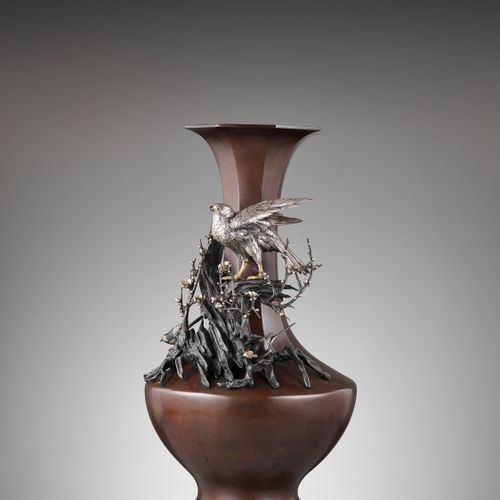 A MONUMENTAL ‘SILVER EAGLE’ OCTAGONAL BRONZE VASE 日本，明治初期（1868-1912）

花瓶优雅的瓶身应用了&hellip;