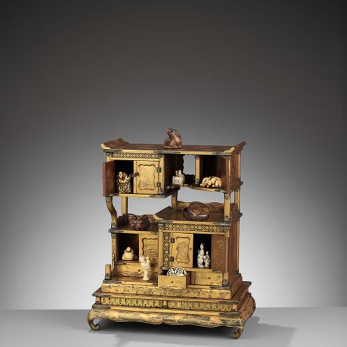 A SUPERB AND RARE SMALL GOLD-LACQUER SHODANA (DISPLAY CABINET) WITH STAND _x000D&hellip;