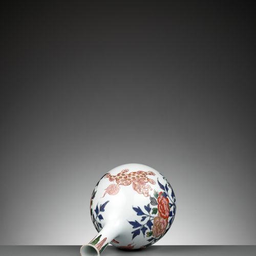 A RARE KO-IMARI BOTTLE VASE WITH SHISHI AND PEONY 日本，18世纪，江户时代 (1615-1868)

球状的器&hellip;