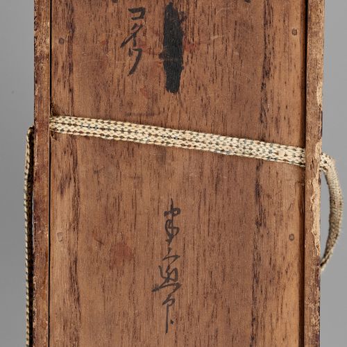 A LACQUER FUBAKO WITH FLORAL ROUNDELS Giappone, XIX secolo

Di forma rettangolar&hellip;