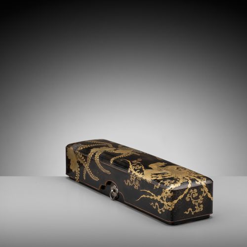 A LACQUER FUBAKO (DOCUMENT BOX) WITH HO-O BIRD AND PAULOWNIA Japon, XIXe siècle
&hellip;