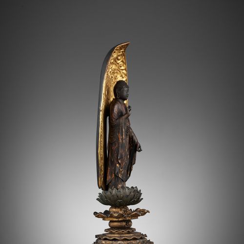 日本，13-14世纪，镰仓时期（1185-1333） 佛陀站在一个单独雕刻的莲花 