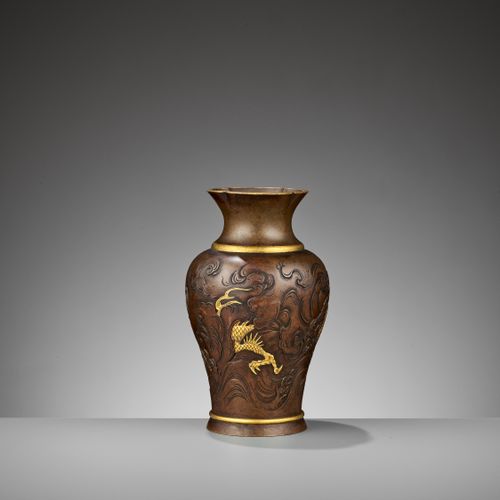 A FINE MIYAO-STYLE GOLD AND SILVER-INLAID BRONZE ‘DRAGON’ VASE Japón, periodo Me&hellip;