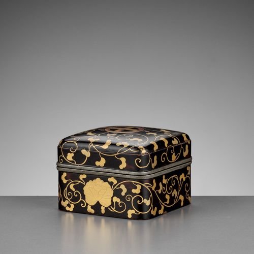 A RARE BLACK AND GOLD-LACQUERED KOBAKO AND COVER WITH SHIMAZU MONS Japon, XVIIe-&hellip;