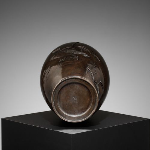 TOSHITSUGU: A FINE AND LARGE BRONZE VASE WITH GOOSE AND WATER REEDS Par Toshitsu&hellip;