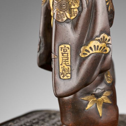 MIYAO: A RARE GOLD-INLAID BRONZE OKIMONO OF A LADY WITH CATS Von Miyao Eisuke au&hellip;