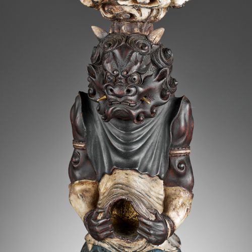 A PAIR OF PAINTED AND LACQUERED WOOD FIGURAL CANDLESTICKS DEPICTING ONI Japón, s&hellip;