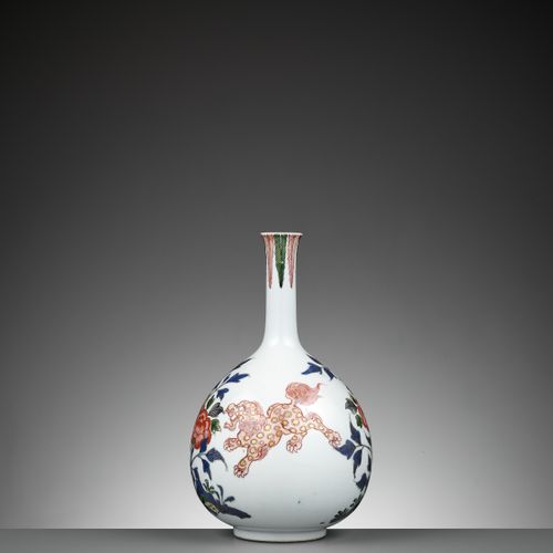 A RARE KO-IMARI BOTTLE VASE WITH SHISHI AND PEONY 日本，18世纪，江户时代 (1615-1868)

球状的器&hellip;