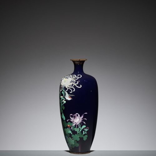 A CLOISONNÉ ENAMEL VASE WITH A BIRD AND FLOWERS Japón, periodo Meiji (1868-1912)&hellip;