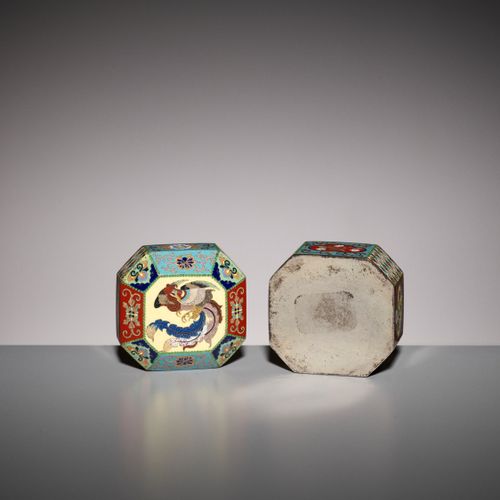 A SUPERB MINIATURE CLOISONNÉ ENAMEL BOX AND COVER 归属于浪川安之工作室，无署名
日本，19世纪末，明治时期（1&hellip;