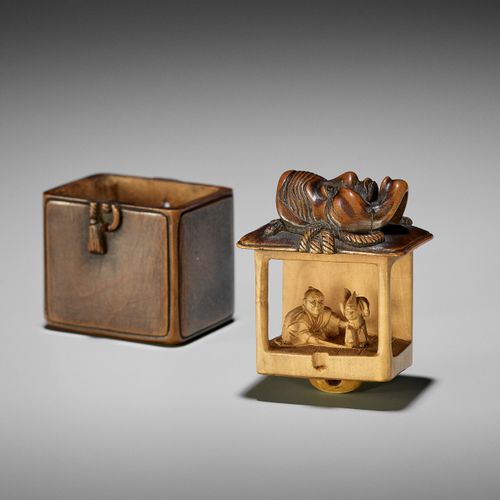 AN UNUSUAL WOOD NETSUKE OF A BUNRAKU WITHIN A MASK STORAGE BOX Japón, siglo XIX,&hellip;