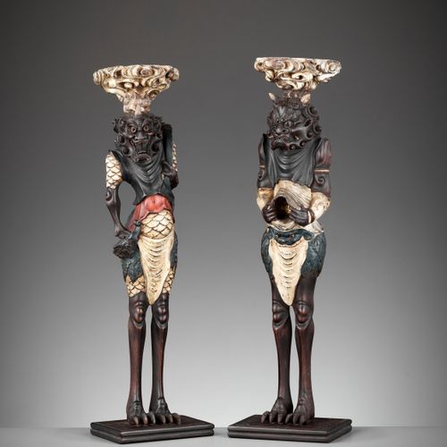 A PAIR OF PAINTED AND LACQUERED WOOD FIGURAL CANDLESTICKS DEPICTING ONI 日本，19世纪
&hellip;