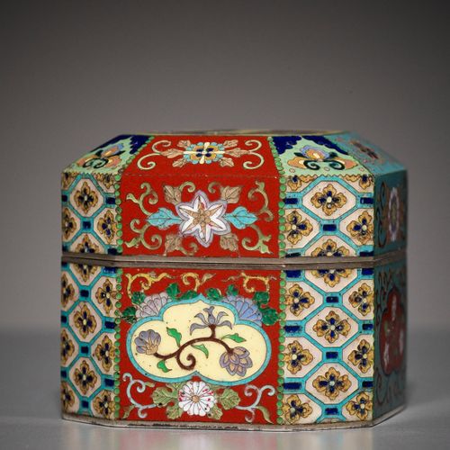 A SUPERB MINIATURE CLOISONNÉ ENAMEL BOX AND COVER 归属于浪川安之工作室，无署名
日本，19世纪末，明治时期（1&hellip;