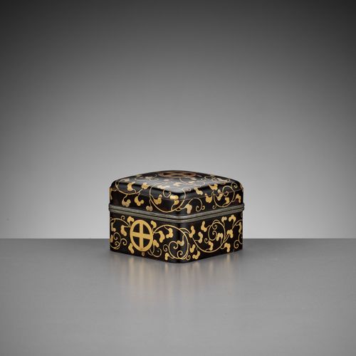 A RARE BLACK AND GOLD-LACQUERED KOBAKO AND COVER WITH SHIMAZU MONS Japan, 17th-1&hellip;