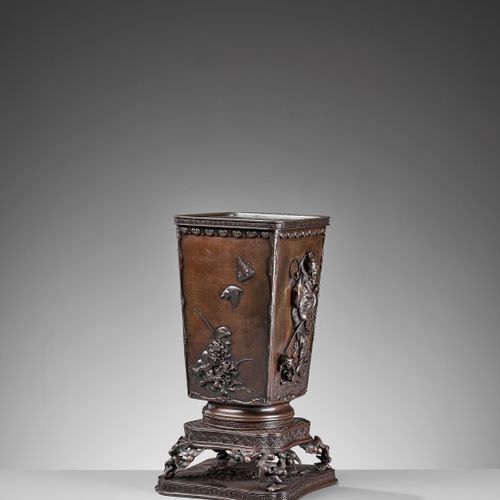 SHOKAKEN: A BRONZE SQUARE VASE Di Oshima Yasutaro (Shokaken), firmato Shokaken
G&hellip;