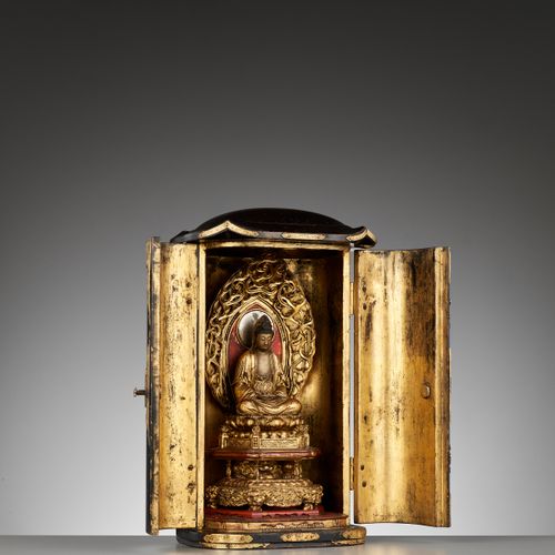A LACQUER ZUSHI (PORTABLE BUDDHIST SHRINE) WITH KANNON BEHIND A SILVER MIRROR 日本&hellip;