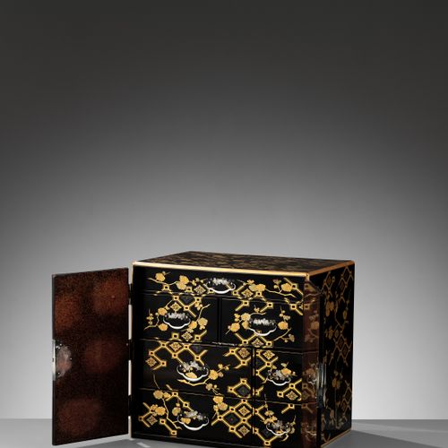 A RARE LACQUER KODANSU (CABINET), ATTRIBUTED TO KAJIKAWA _x000D_

Attribuito all&hellip;