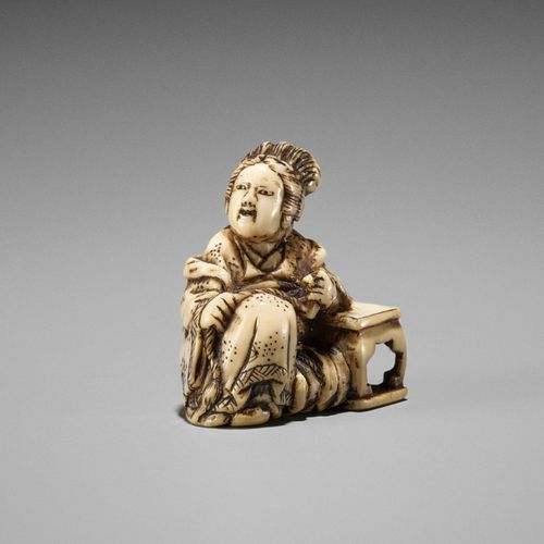 A SMALL IVORY NETSUKE OF A FEMALE IMMORTAL 日本，江户（东京），19世纪上半叶，江户时代（1615-1868）

描绘&hellip;