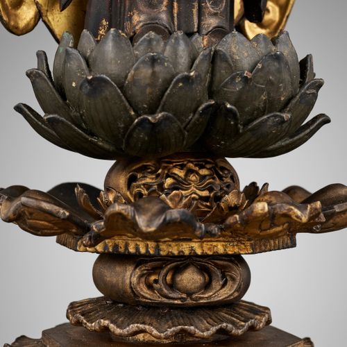 A LACQUER-GILT KAMAKURA WOOD FIGURE OF AMIDA NYORAI Japón, siglos XIII-XIV, peri&hellip;