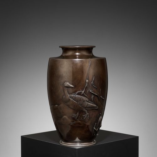 TOSHITSUGU: A FINE AND LARGE BRONZE VASE WITH GOOSE AND WATER REEDS Von Toshitsu&hellip;