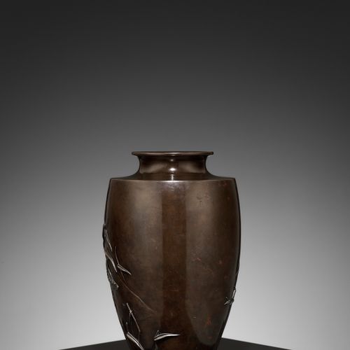 TOSHITSUGU: A FINE AND LARGE BRONZE VASE WITH GOOSE AND WATER REEDS Di Toshitsug&hellip;