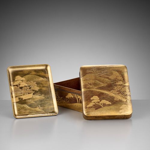 A FINE LACQUER KOBAKO WITH LANDSCAPES 日本，19世纪，江户时代（1615-1868）

长方形，圆角，银边，金地细密地装饰&hellip;