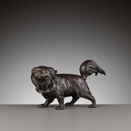 A RARE BRONZE OKIMONO OF A PEKINGESE DOG 日本，明治时期（1868-1912）

铸件四肢站立，脖子上系着荷叶边的项圈，&hellip;