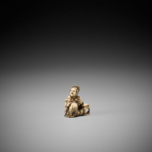 A SMALL IVORY NETSUKE OF A FEMALE IMMORTAL 日本，江户（东京），19世纪上半叶，江户时代（1615-1868）

描绘&hellip;