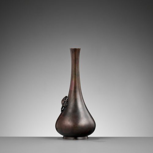 KATO TATSUO: A FINE BRONZE ‘FROG’ VASE Von Kato Tatsuo, versengt Tatsuo
Japan, M&hellip;