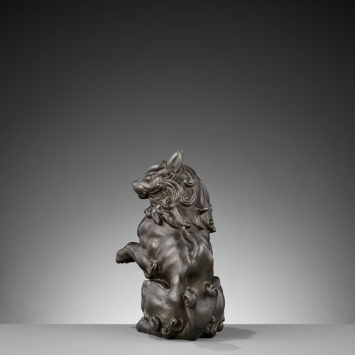 WAKO: A BRONZE OKIMONO OF A SHISHI Firmato Wako
Giappone, inizio XX secolo, epoc&hellip;