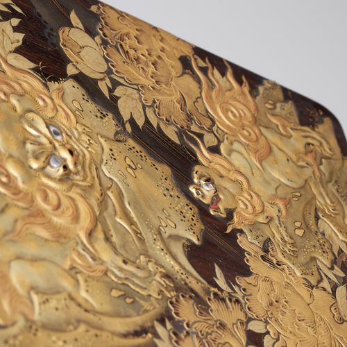 A LACQUER SUZURIBAKO DEPICTING SHISHI NO SAKA OTOSHI Japon, XIXe siècle

De form&hellip;