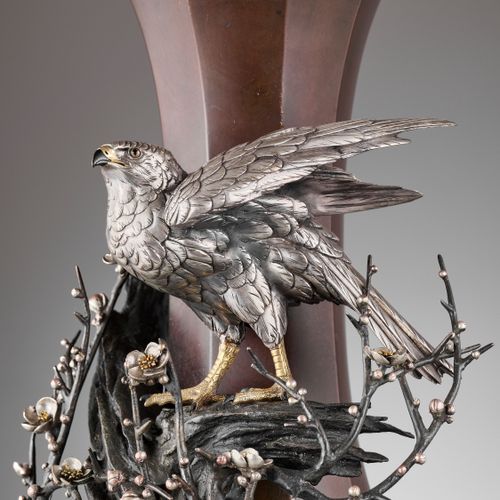 A MONUMENTAL ‘SILVER EAGLE’ OCTAGONAL BRONZE VASE 日本，明治初期（1868-1912）

花瓶优雅的瓶身应用了&hellip;