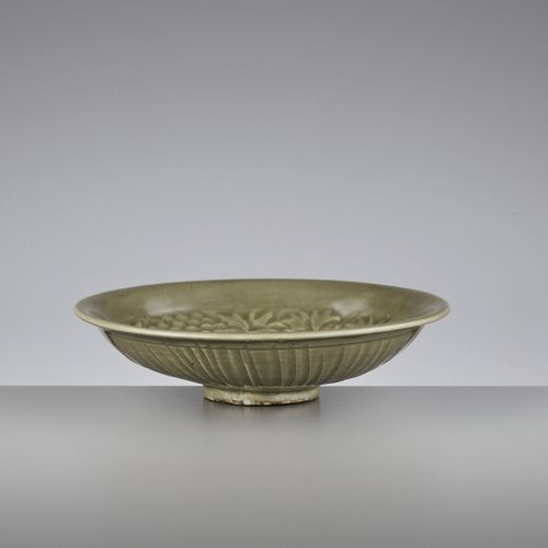 A YAOZHOU CELADON CARVED ‘PEONY’ SHALLOW BOWL, NOTHERN SONG DYNASTY 一件耀州瓷雕 "牡丹 "&hellip;