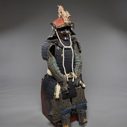 A SUIT OF ARMOR WITH SUJIBACHI KABUTO AND LARGE DRAGON MAEDATE ARMATURA CON KABU&hellip;