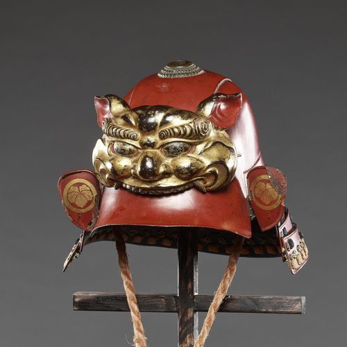 A RED-LACQUERED ZUNARI KABUTO WITH LION MASK MAEDATE 红漆ZUNARI KABUTO与狮子面具 MAEDAT&hellip;