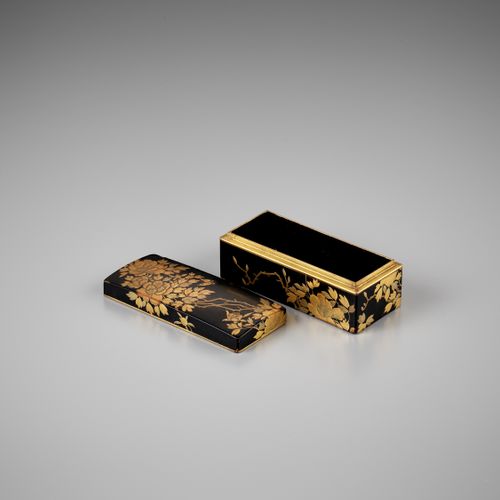 A LACQUER BOX AND COVER WITH PEONIES AND BUTTERFLIES 绣有牡丹和蝴蝶的漆盒和盖子
日本，19世纪

长方形的&hellip;