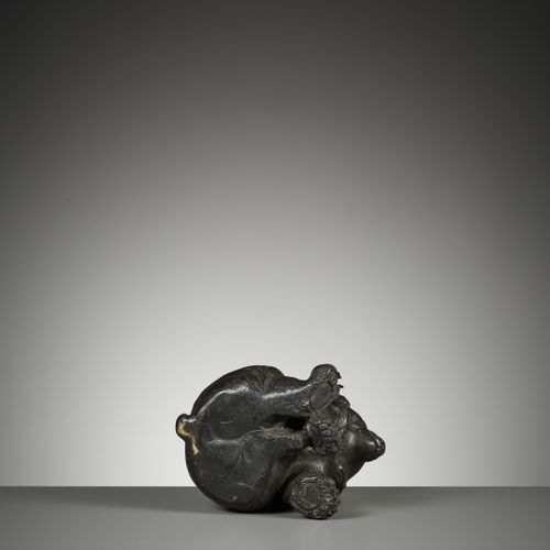 OMORI MITSUMOTO: A RARE AND CHARMING BRONZE OKIMONO OF A BEAR 大森三本。罕见而迷人的熊的青铜OKI&hellip;