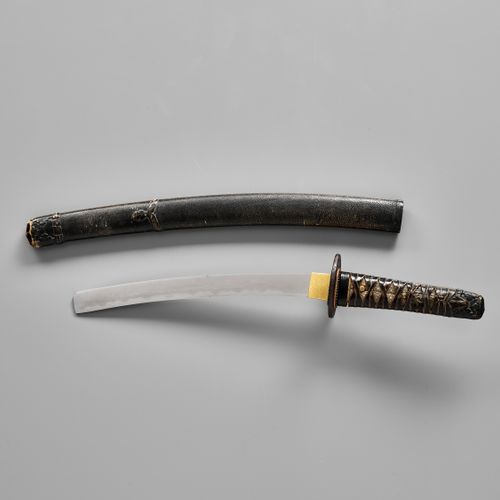 AN EXTREMELY RARE KUBIKIRI ('HEAD-CUTTER') TANTO IN KOSHIRAE EIN AUSSERGEWÖHNLIC&hellip;