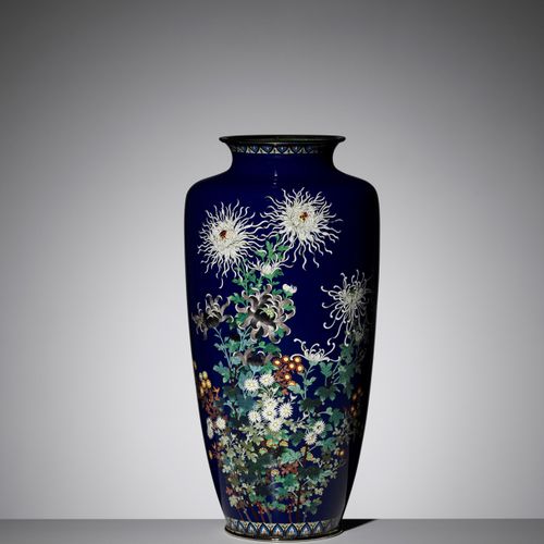 A LARGE MIDNIGHT-BLUE CLOISONNÉ VASE WITH FLOWERS 大型夜蓝彩花瓶
日本，明治时期 (1868-1912)

阳&hellip;