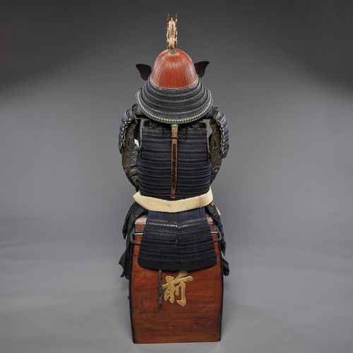A SUIT OF ARMOR WITH SUJIBACHI KABUTO AND LARGE DRAGON MAEDATE UN ENSEMBLE D'ARM&hellip;