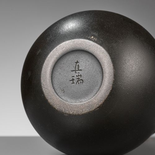SHINZUI: A BRONZE DOUBLE-GOURD-FORM VASE WITH A FROG 神水。青铜双耳式青蛙花瓶
作者：Shinzui，署名：&hellip;