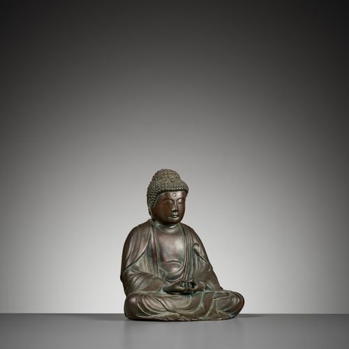 A BRONZE OF AMIDA BUDDHA 阿弥陀佛铜像
日本，19世纪

铸成的阿弥陀佛盘腿而坐，双手在前面打坐，身穿宽大的袈裟，脸部表情安详，眼睛下垂&hellip;