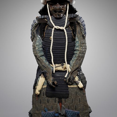A SUIT OF ARMOR WITH SUJIBACHI KABUTO AND LARGE DRAGON MAEDATE ARMATURA CON KABU&hellip;